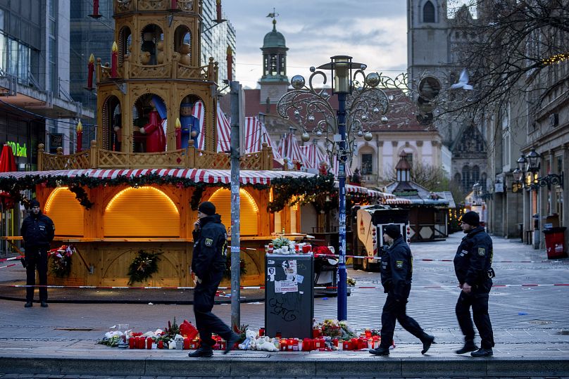 Police devant le marché de Noël désormais fermé de Magdebourg, le 22 décembre 2024