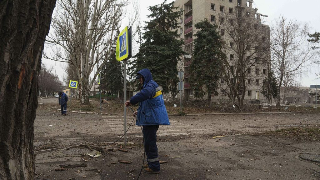 Municipal workers check wire cables after Russian bombing in the centre of Pokrovsk, 21 December, 2024