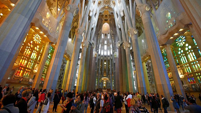 Les touristes visitent l'église de la Sagrada Familia en 2015.