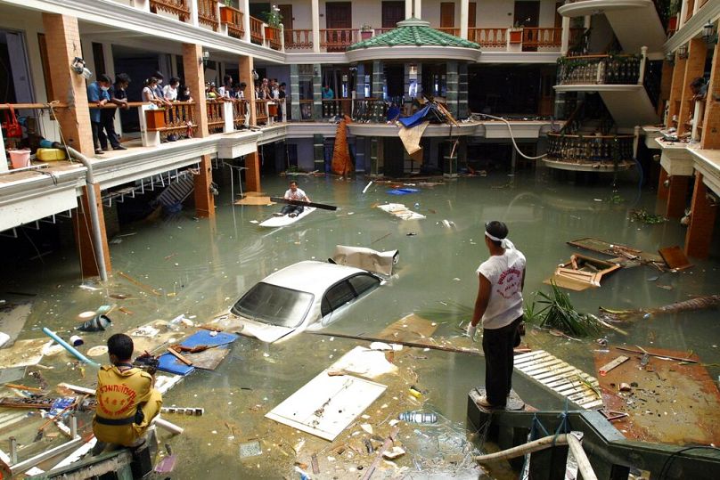 Une équipe de sauvetage et de nettoyage inspecte un hall inondé de l'hôtel Seapearl Beach, le long de la plage de Patong, sur l'île de Phuket, en Thaïlande, le 28 décembre 2004. 