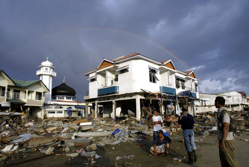 Un arc-en-ciel se forme vendredi 31 décembre 2004 dans le quartier commercial dévasté de Banda Aceh, la capitale de la province d'Aceh.