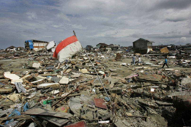 Un drapeau indonésien flotte sur les décombres du centre de Banda Aceh, en Indonésie, le dimanche 2 janvier 2005.