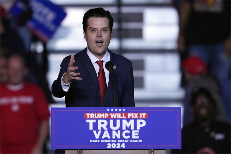 Le représentant Matt Gaetz, R-Fla., s'exprime devant l'ancien président Donald Trump, candidat républicain à la présidentielle, lors d'un rassemblement électoral au Lee's Family Forum, le jeudi 31 octobre 2024.