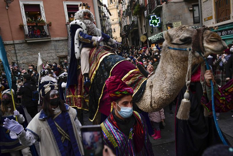 L'une des Cabalgata Los Reyes Magos (Cavalcade des trois rois) salue les gens la veille de l'Épiphanie, à Pampelune, dans le nord de l'Espagne, le mercredi 5 janvier 2022.