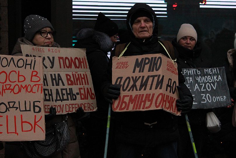 « Je rêve de vivre jusqu'au moment où mon petit-fils sera de retour à la maison » lors du rassemblement de soutien aux prisonniers de guerre ukrainiens, à Kiev, le 22 décembre 2024.