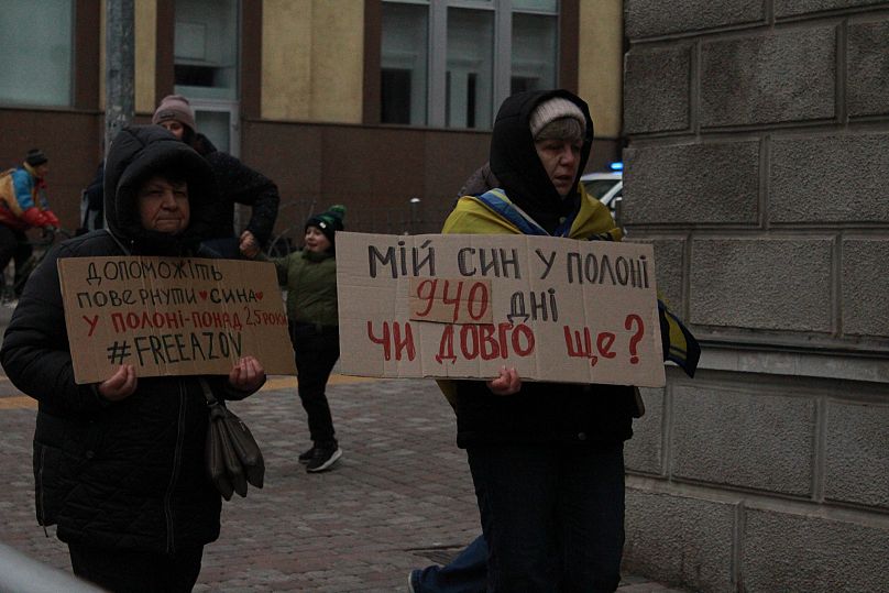 Des mères de prisonniers de guerre ukrainiens lors d'un rassemblement à Kiev, le 22 décembre 2024