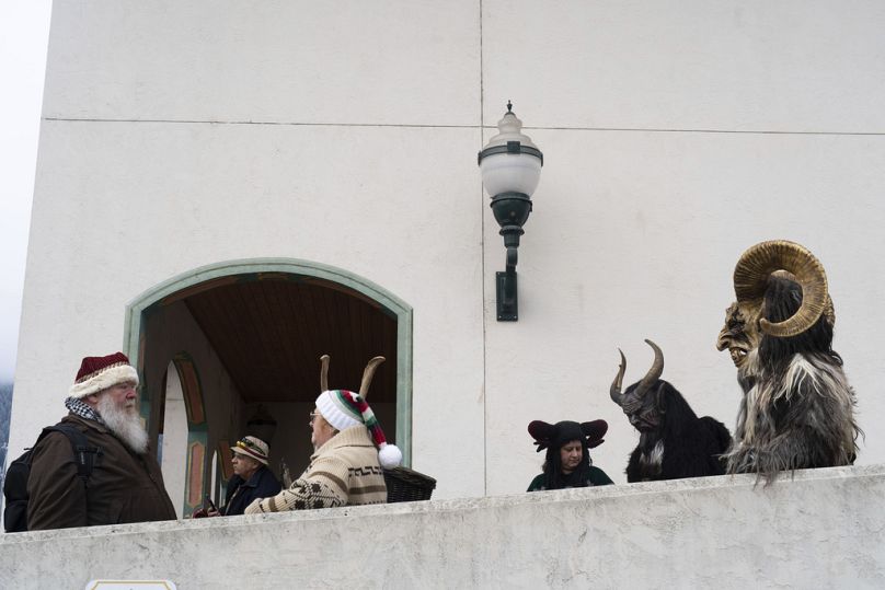 Les membres des groupes Krampus Seattle et Krampus Bremerton se rassemblent avant de descendre Front Street dans le cadre d'un événement Krampuslauf Leavenworth