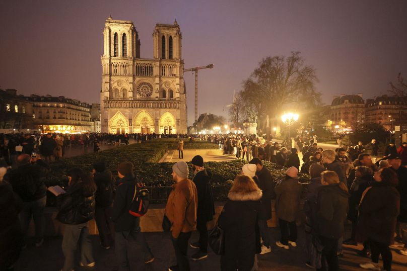 Les gens font la queue pour assister à la messe à la cathédrale Notre-Dame alors que les monuments accueillent les services du réveillon de Noël pour la première fois depuis un incendie dévastateur en 2019, le mardi 24 décembre 2024.