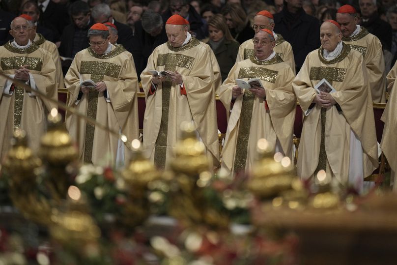 Les cardinaux assistent à la messe du réveillon de Noël présidée par le pape François dans la basilique Saint-Pierre au Vatican, le mardi 24 décembre 2024.