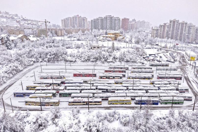 Une vue aérienne des trolleybus stationnés lors de fortes chutes de neige à Sarajevo, en Bosnie, le mardi 24 décembre 2024