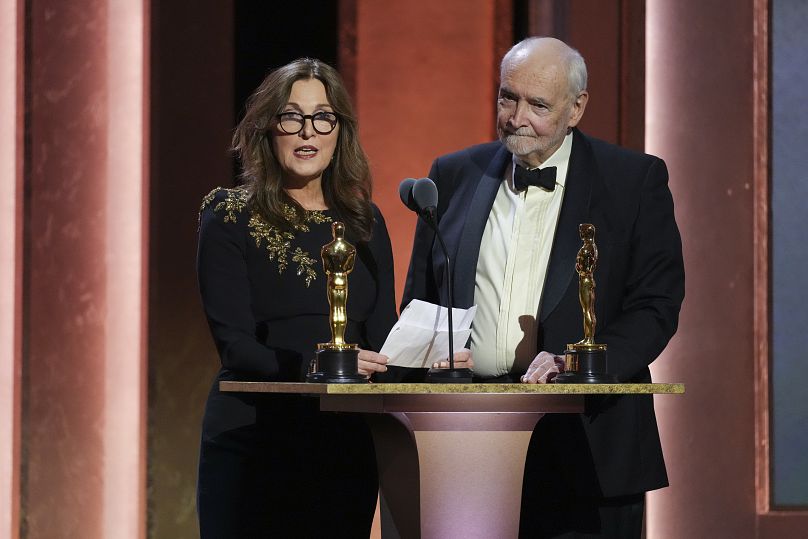 Barbara Broccoli, à gauche, et Michael G. Wilson acceptent le prix commémoratif Irving G. Thalberg lors de la 15e cérémonie des Governors Awards - 17 novembre 2024