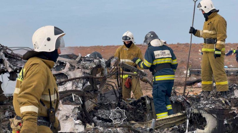 Les sauveteurs travaillent sur l'épave de l'Embraer 190 d'Azerbaïdjan Airlines qui repose au sol près de l'aéroport d'Aktau, au Kazakhstan, le mercredi 25 décembre 2024.