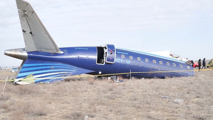 L'épave de l'Embraer 190 d'Azerbaïdjan Airlines repose au sol près de l'aéroport d'Aktau, au Kazakhstan, le mercredi 25 décembre 2024.