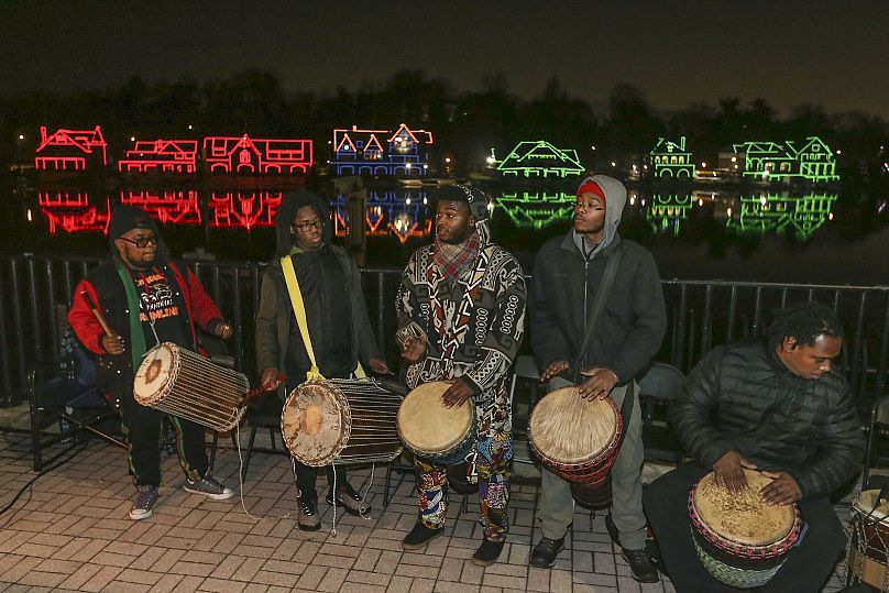 Les batteurs africains jouent de la musique après l'éclairage du hangar à bateaux en l'honneur de la fête de Kwanzaa - 26 décembre 2018 à Philadelphie