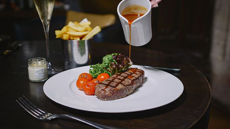 Des plats classiques sont servis au bureau de réservation