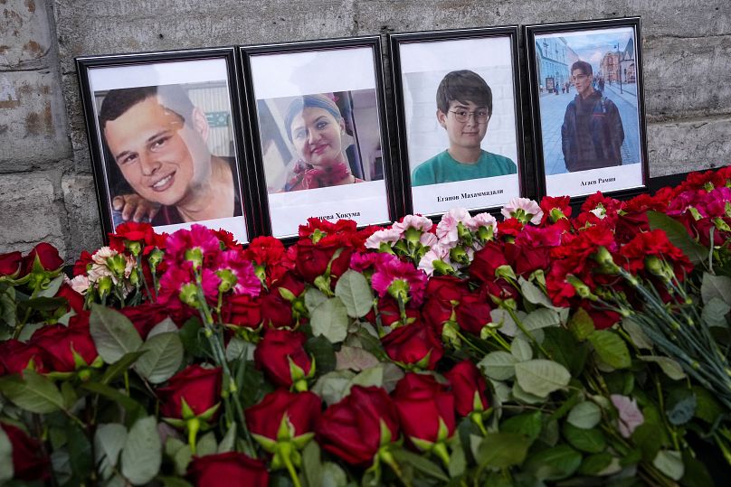 Fleurs et portraits au consulat d'Azerbaïdjan à la mémoire des victimes de l'Embraer 190 d'Azerbaïdjan Airlines qui s'est écrasé au Kazakhstan, le 26 décembre 2024