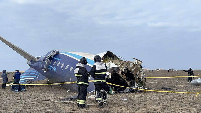 L'épave de l'Embraer 190 d'Azerbaïdjan Airlines repose au sol près de l'aéroport d'Aktau au Kazakhstan, le 25 décembre 2024. 