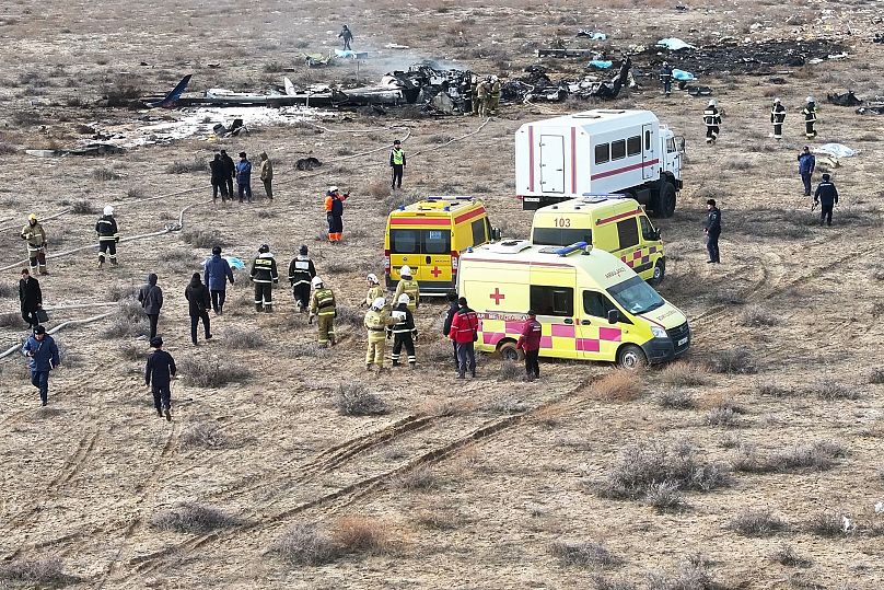 L'épave de l'Embraer 190 d'Azerbaïdjan Airlines repose au sol près de l'aéroport d'Aktau, au Kazakhstan, le mercredi 25 décembre 2024.