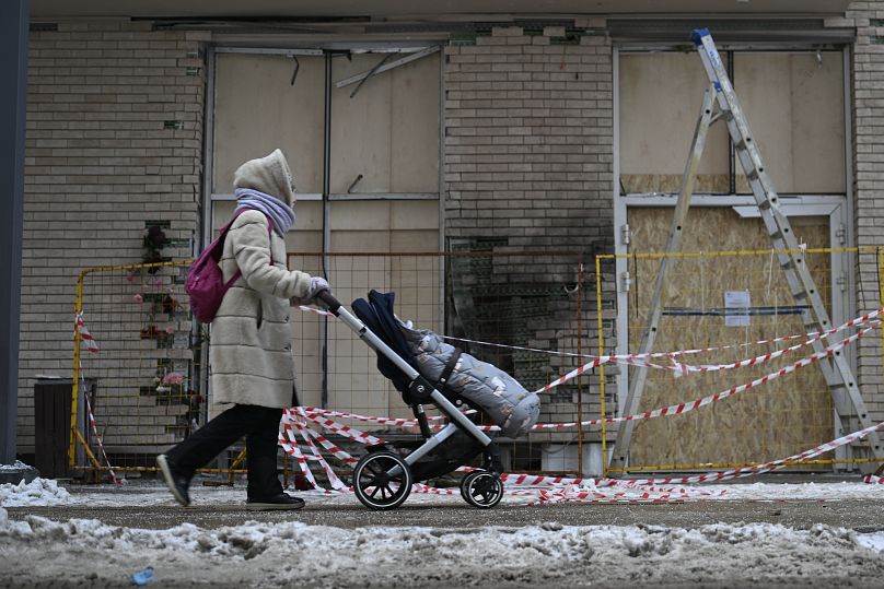 Une femme passe devant l'immeuble où Igor Kirillov a été tué à Moscou, le 18 décembre 2024.