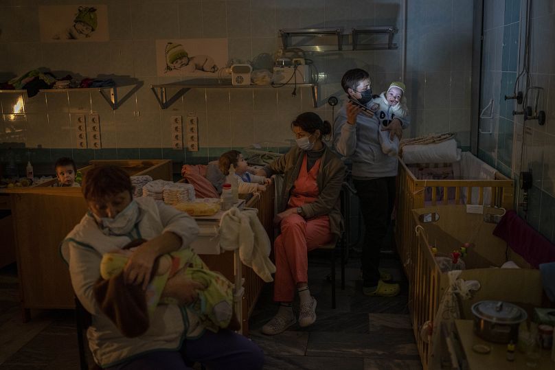 Le personnel de l'hôpital s'est caché et a pris soin d'enfants orphelins à la maternité de l'hôpital régional pour enfants de Kherson, dans le sud de l'Ukraine, le mardi 22 novembre 2022.