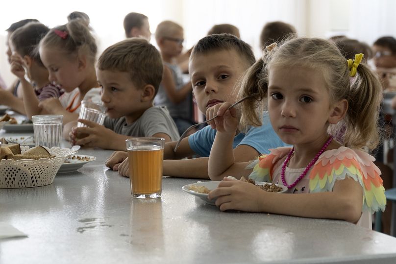 Des enfants d'un orphelinat de la région de Donetsk prennent un repas dans un camp de Zolotaya Kosa, une colonie située sur la mer d'Azov, dans la région de Rostov, dans le sud-ouest de la Russie, le vendredi 8 juillet.