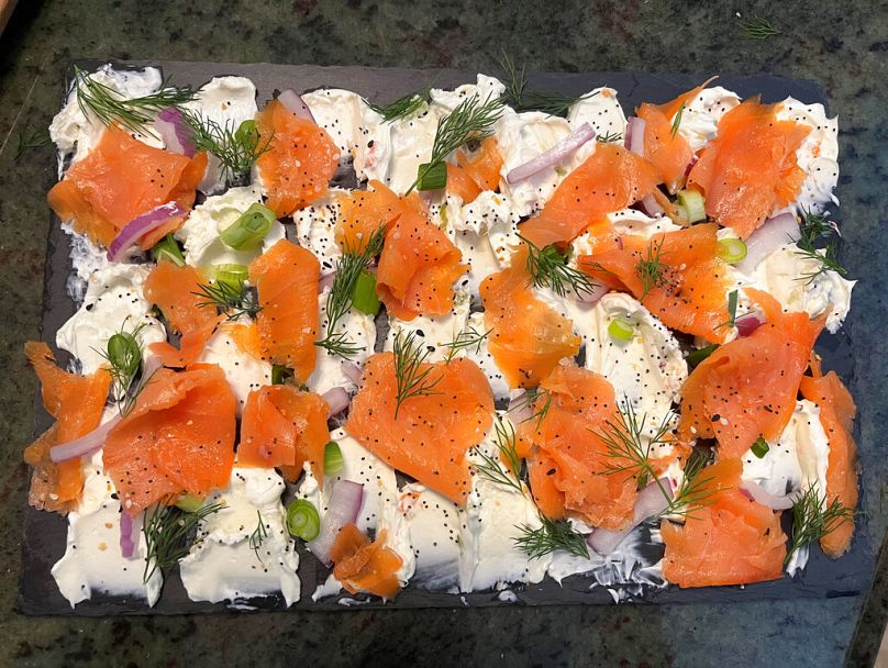 Une planche de fromage à la crème et de saumon fumé. Les planches à beurre sont devenues le beau-fils polarisant des planches à charcuterie.