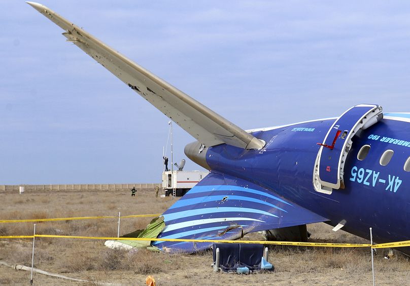 L'épave de l'Embraer 190 d'Azerbaijan Airlines au sol près de l'aéroport d'Aktau, le 25 décembre 2024