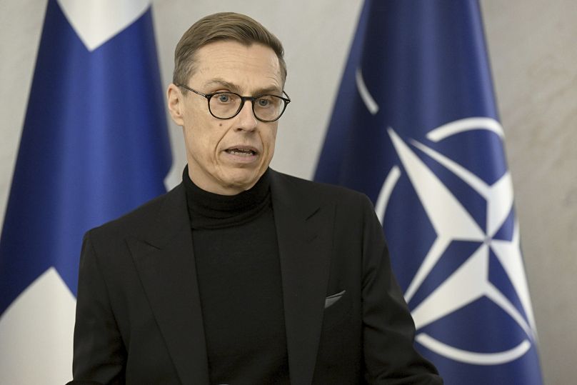 Le président finlandais Alexander Stubb rencontre la presse pour faire ses commentaires sur la rupture du câble électrique Finlande-Estonie à Helsinki, le 27 décembre 2024.