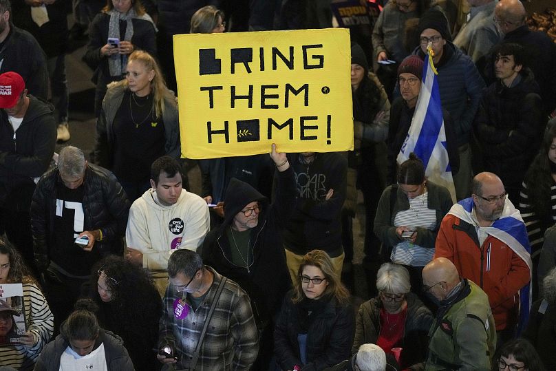 Des Israéliens manifestent contre le gouvernement du Premier ministre Benjamin Netanyahu à Tel Aviv et appellent à la libération des otages détenus dans la bande de Gaza par le Hamas, le 28 décembre 2024.