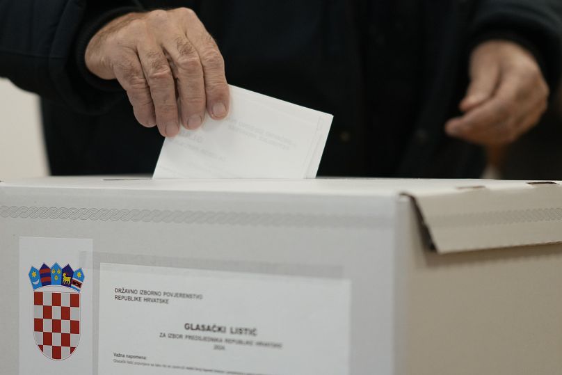 Un homme vote lors de l'élection présidentielle croate dans un bureau de vote à Zagreb, le 29 décembre 2024.