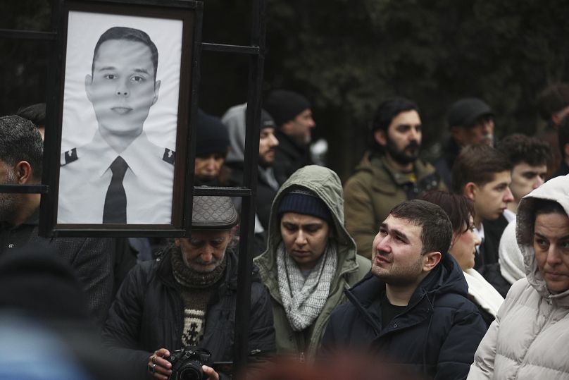 Personnes en deuil lors des funérailles du premier officier Alexandre Kalyaninov à Bakou, le 29 décembre 2024