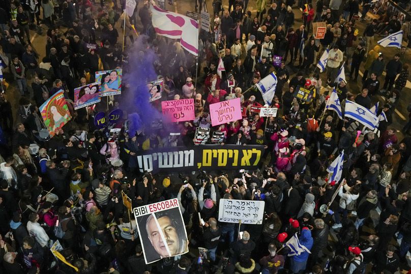 Des Israéliens manifestent à Tel Aviv contre le gouvernement du Premier ministre Benjamin Netanyahu et appellent à la libération des otages détenus à Gaza par le Hamas, le 28 décembre 2024.