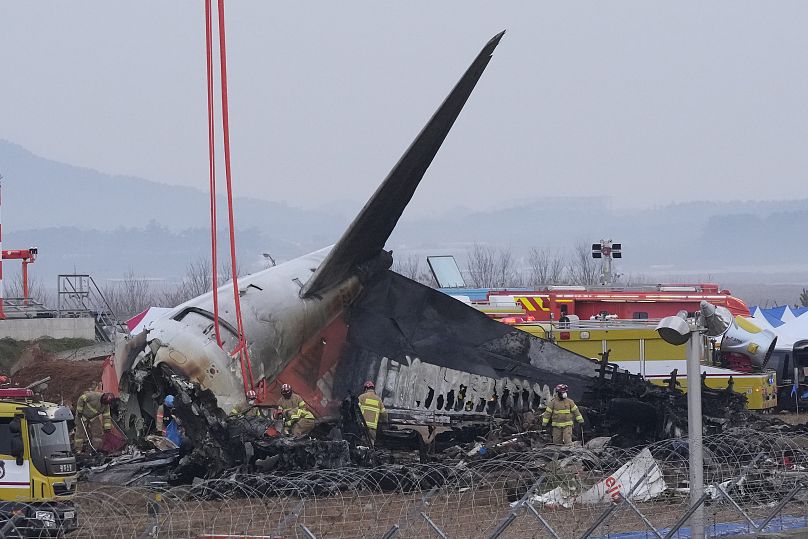 Des membres de l'équipe de secours travaillent sur le site de l'incendie de l'avion à l'aéroport international de Muan, le 30 décembre 2024.