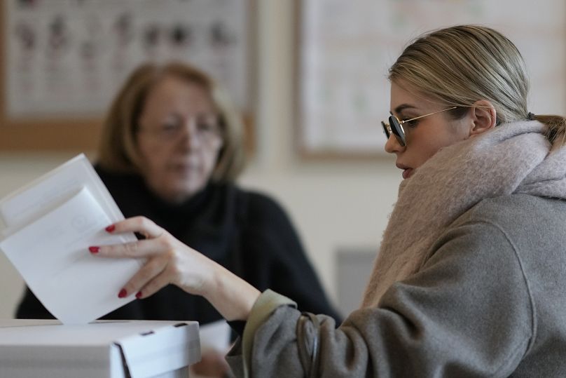 Électeurs dans un bureau de vote de la capitale croate Zagreb, le 29 décembre 2024