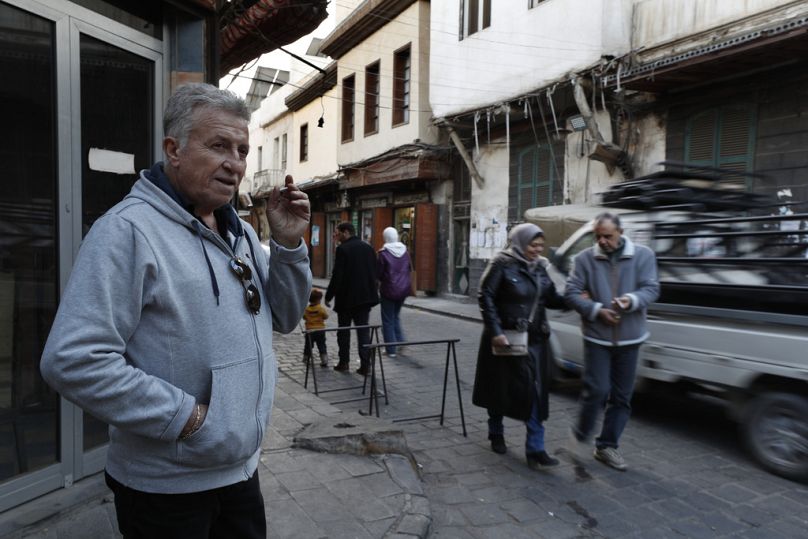 Bakhour Chamantoub se tient devant sa maison à Damas.