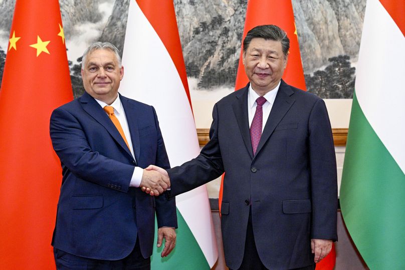 Le Premier ministre hongrois Viktor Orban, à gauche, serre la main du président chinois Xi Jinping avant une réunion à la Maison d'hôtes d'État Diaoyutai à Pékin, le lundi 8 juillet 2024.