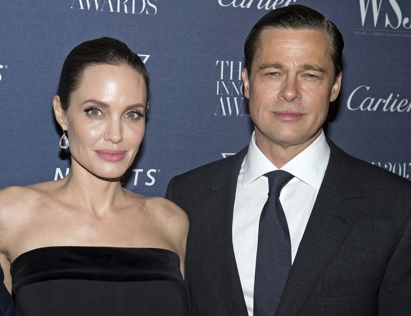 Angelina Jolie Pitt et Brad Pitt posent pour une photo lors des WSJ Magazine Innovator Awards 2015 au Museum of Modern Art de New York