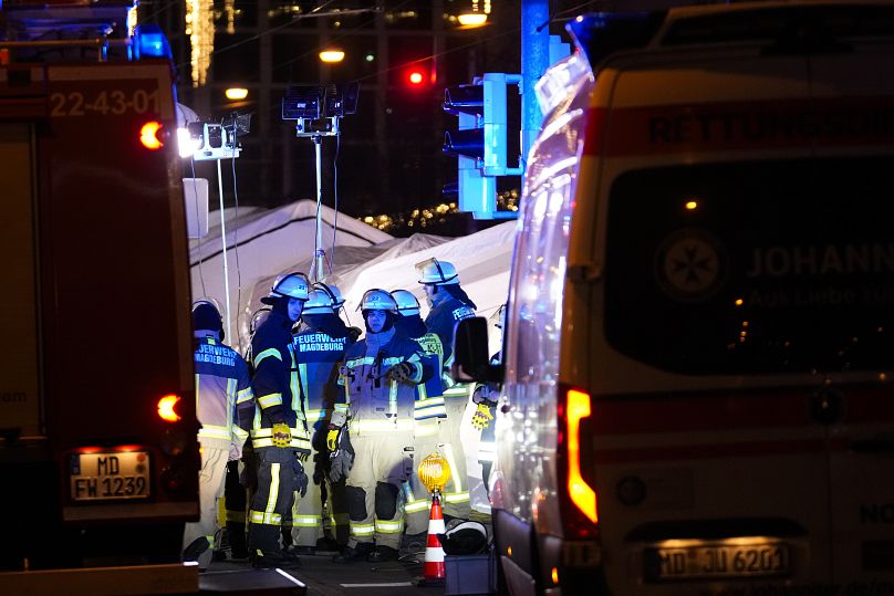 Les services d'urgence interviennent dans une zone bouclée près d'un marché de Noël à Magdebourg, le 20 décembre 2024.