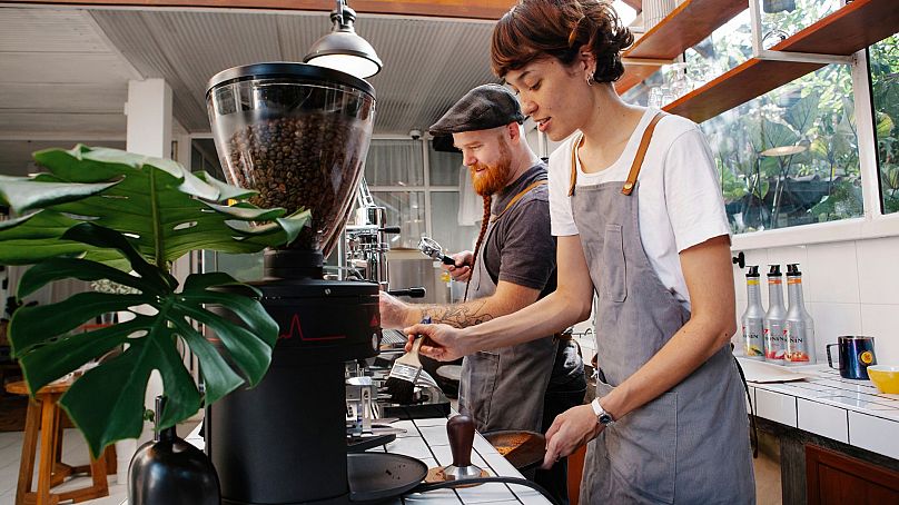 Les baristas préparent du café dans des machines dans un café