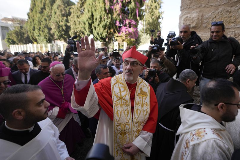 Le patriarche latin Pierbattista Pizzaballa, le plus haut ecclésiastique catholique de Terre Sainte, au centre, salue son arrivée à l'église de la Nativité, le mardi 24 décembre 2024.