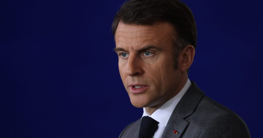 Budget : Emmanuel Macron veut le dépôt d'une loi spéciale pour mi-décembre