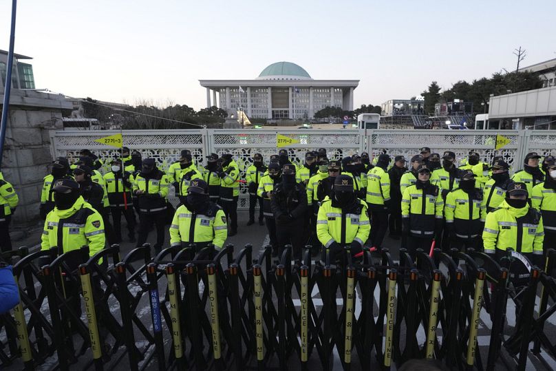 Des policiers montent la garde devant l'Assemblée nationale à Séoul