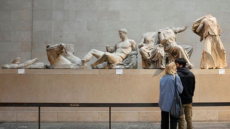 Les visiteurs regardent les sculptures qui font partie des marbres du Parthénon au British Museum de Londres, le mardi 28 novembre 2023.