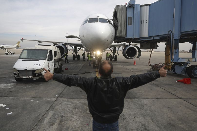 Le personnel de l'aéroport travaille à la maintenance d'un avion à l'aéroport international de Damas, le 11 décembre 2024. (AP Photo/Ghaith Alsayed)