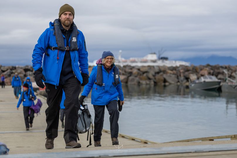 Nick Dauk et d'autres passagers dans leurs vestes de croisière