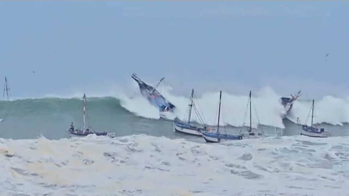 Fishing boats capsize as massive waves pound El Ñuro, Peruvian coastline.