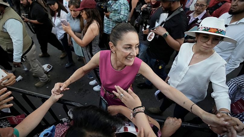 Claudia Sheinbaum, à droite, salue ses supporters