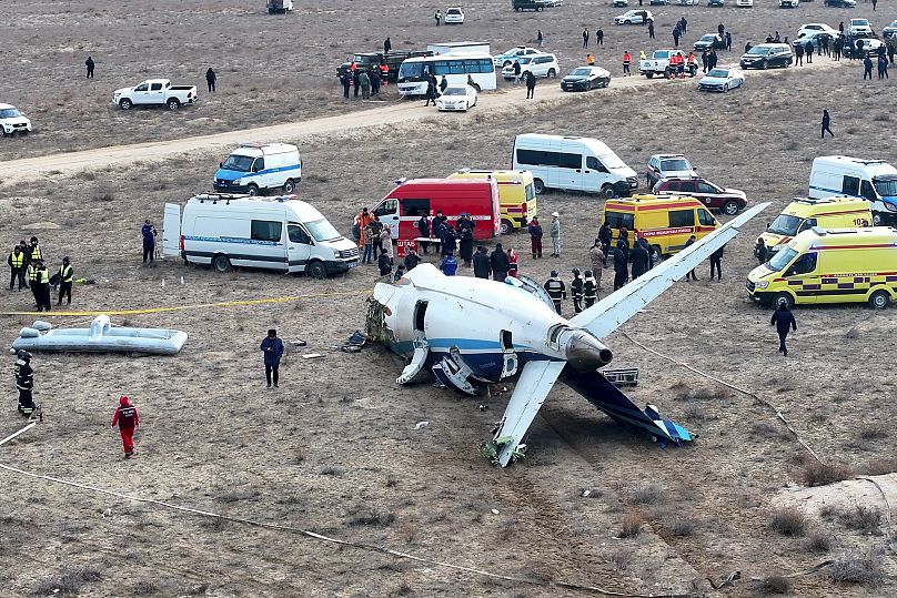 L'épave de l'Embraer 190 d'Azerbaïdjan Airlines repose au sol près de l'aéroport d'Aktau, le 25 décembre 2024.