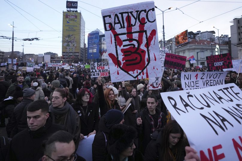 Des gens assistent à une manifestation contre les autorités serbes à Belgrade, en Serbie, le dimanche 22 décembre 2024. (AP Photo/Darko Vojinovic)