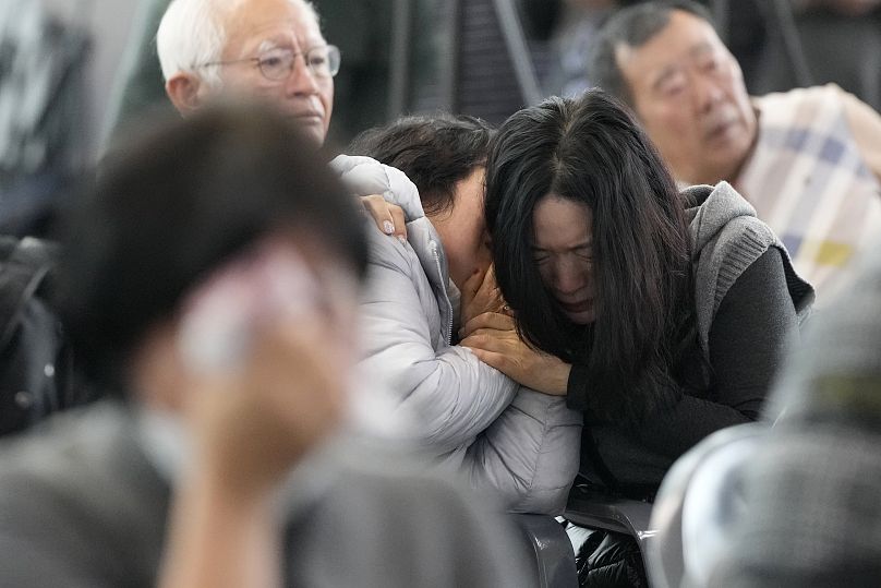 Parents des passagers de l'avion à réaction de Jeju Air qui a dérapé hors de la piste et a pris feu à l'aéroport international de Muan, le 30 décembre 2024.